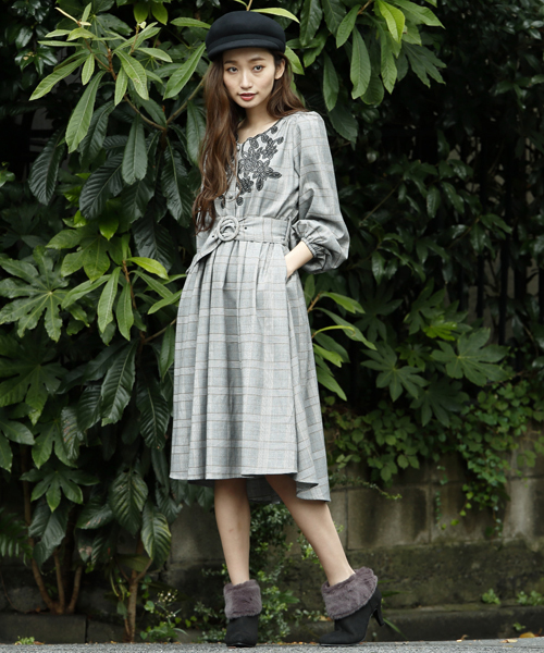 RAY CASSIN（レイカズン）の「衿ぐりスカラップ刺繍１０分袖ワンピース（ワンピース・レディース・ブラック/ピンク/A・FREE）」の8枚目の写真