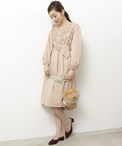 RAY CASSIN（レイカズン）の「衿ぐりスカラップ刺繍１０分袖ワンピース（ワンピース・レディース・ブラック/ピンク/A・FREE）」の4枚目の写真