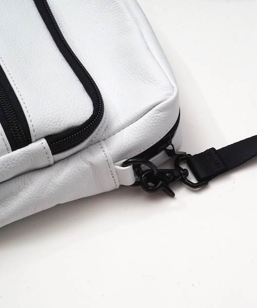 KAIKO（カイコー）の「KAIKO LEATHER SHOULDER BAG 2（ショルダーバッグ・メンズ・ホワイト/ブラック・FREE）」の4枚目の写真