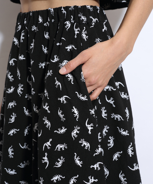 i（アイ）の「恐竜プリントギャザースカート（スカート・レディース・ホワイト/ブラック・ﾌﾘ-）」の5枚目の写真
