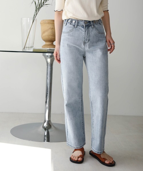 Bab（バブ）の「【WEB限定】ダブルボタンワイドデニム（デニムパンツ・レディース・ライトブルー/ブルー・M/L）」の2枚目の写真