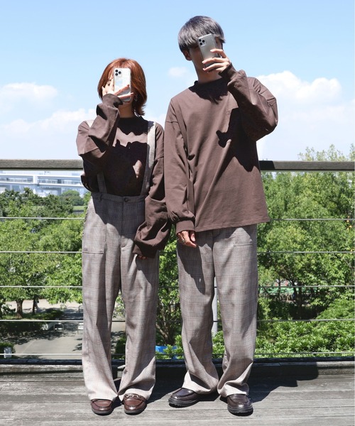 PairPair（ペアペア）の「ポケ付きモックネックロンT(ユニセックス)（Tシャツ/カットソー・レディース・スミクロ/モカ/ブルーグレー/ブラウン/オフホワイト/グレイッシュベージュ・FREE）」の5枚目の写真