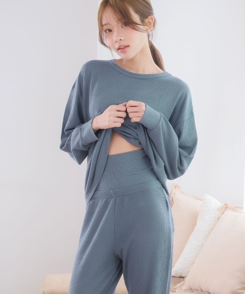 aimerfeel（エメフィール）の「【温活】ふんわりワッフル 腹巻付き ルームウェア 長袖 上下 セットアップ（ルームウェア/パジャマ・レディース・杢グレー/オフホワイト/ピンク/グレイッシュブルー/ダークネイビー/パープル/チャコールグレー/ブラック/ライトグリーン/サックスブルー/シルバーグレー/サーモンピンク/モカ/ライトピンク/カーキ/ライトイエロー/ネイビー/セージグリーン/プラム・MEDIUM/LARGE/SMALL）」の11枚目の写真