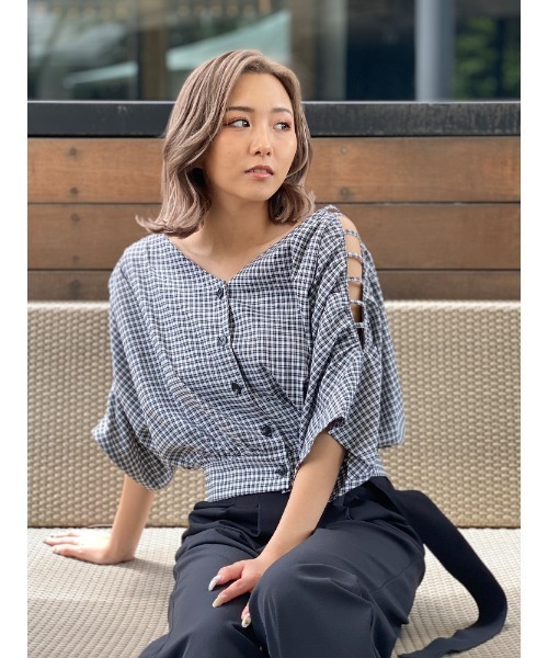 ENVYM（アンビー）の「ショルダーオープンＢｌｏｕｓｅ（シャツ/ブラウス・レディース・ホワイト/ベージュ・FREE）」の2枚目の写真