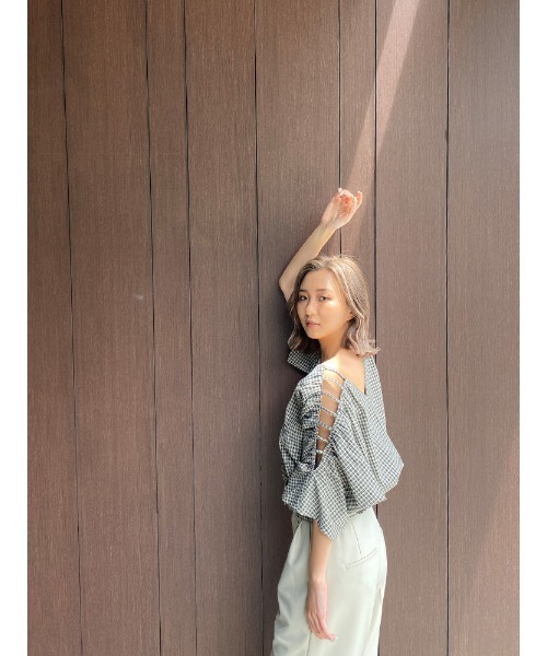 ENVYM（アンビー）の「ショルダーオープンＢｌｏｕｓｅ（シャツ/ブラウス・レディース・ホワイト/ベージュ・FREE）」の5枚目の写真