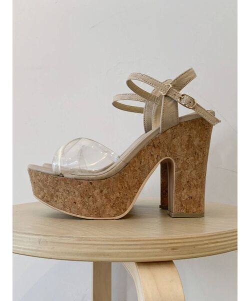 dazzlin（ダズリン）の「クリアストラップコルクヒールサンダル（サンダル・レディース・クリア・SMALL/MEDIUM/LARGE）」の2枚目の写真