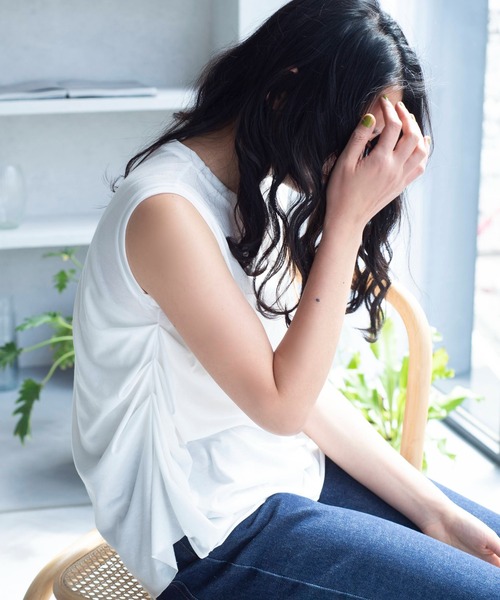 ONEME(ワンム)の「ONEME gather Tank top(Tシャツ/カットソー・レディース・オフホワイト/ネイビー・FREE)」の1枚目の写真