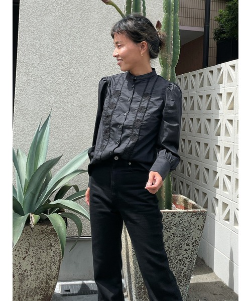 Vicente（ヴィセンテ）の「Flower petal shirt（シャツ/ブラウス・レディース・オフホワイト/ブラック・FREE）」の4枚目の写真