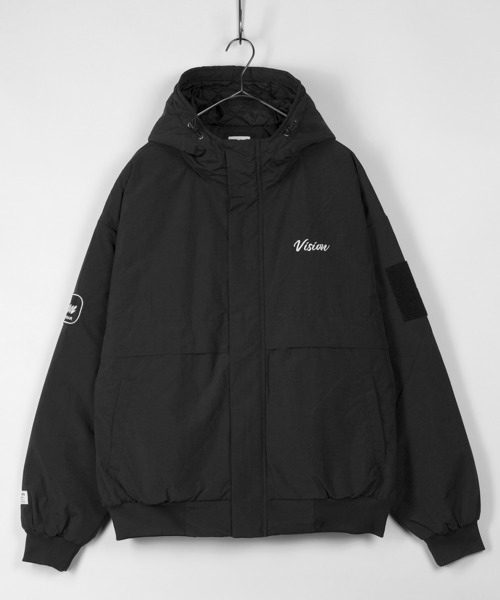 VISION STREET WEAR(ヴィジョンストリートウェア)の「【VISION STREET WEAR/ヴィジョンストリートウェア】中綿ナイロン ワッペン フードブルゾン/ナイロンジャケット(ブルゾン・メンズ・ブラック/パープル/キャメル/グレイッシュブルー・M/L/XL)」の2枚目の写真