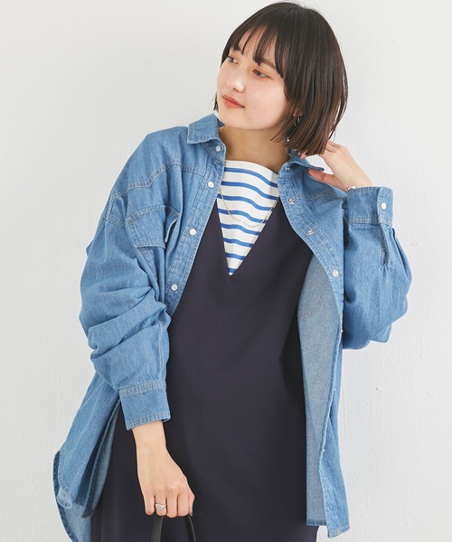 LAVEANGE（ラビアンジェ）の「バックプリントデニムシャツ（シャツ/ブラウス・レディース・ブルー・3L/LL/M/L/4L）」の2枚目の写真