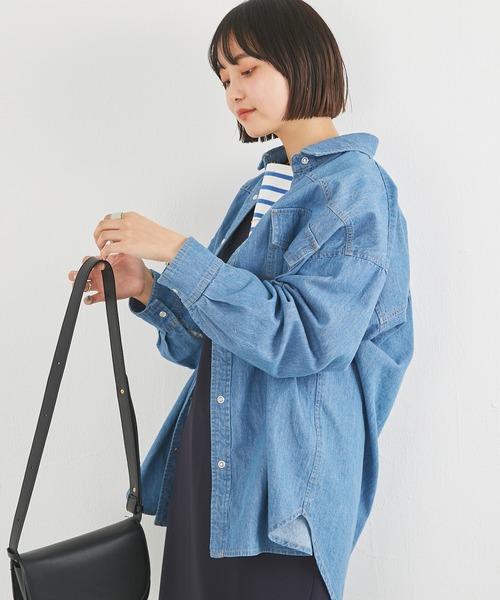 LAVEANGE（ラビアンジェ）の「バックプリントデニムシャツ（シャツ/ブラウス・レディース・ブルー・3L/LL/M/L/4L）」の4枚目の写真