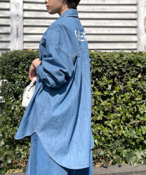 LAVEANGE（ラビアンジェ）の「バックプリントデニムシャツ（シャツ/ブラウス・レディース・ブルー・3L/LL/M/L/4L）」の18枚目の写真