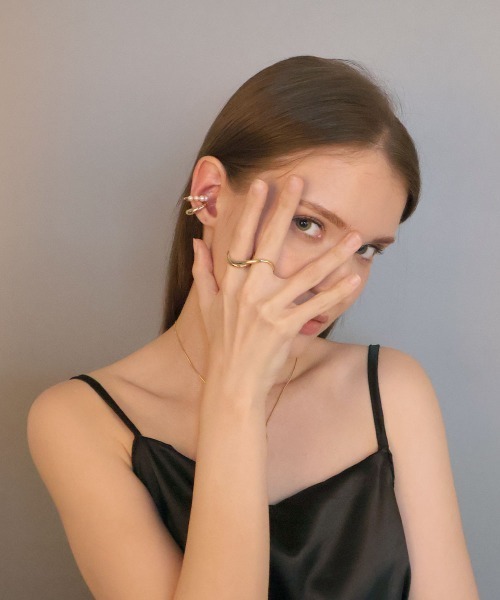 CEMONEMO（セモネモ）の「ダブルライン パール メタル イヤーカフ（イヤーカフ・レディース・ゴールド/シルバー・FREE）」の4枚目の写真