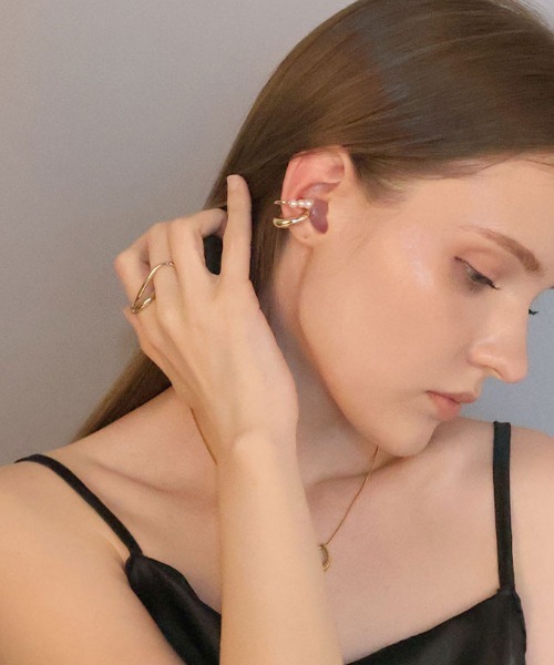 CEMONEMO（セモネモ）の「ダブルライン パール メタル イヤーカフ（イヤーカフ・レディース・ゴールド/シルバー・FREE）」の10枚目の写真