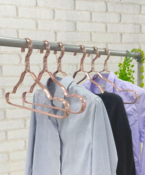 entre square（アントレスクエアー）の「アルミニウムハンガー 6本セット 滑り落ちない さびにくい（ランドリーグッズ・レディース・ピンク/シルバー/ゴールド・ONE SIZE）」の2枚目の写真