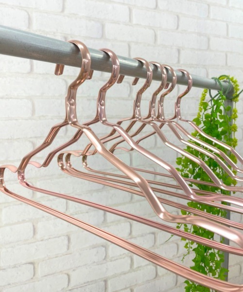 entre square（アントレスクエアー）の「アルミニウムハンガー 6本セット 滑り落ちない さびにくい（ランドリーグッズ・レディース・ピンク/シルバー/ゴールド・ONE SIZE）」の4枚目の写真