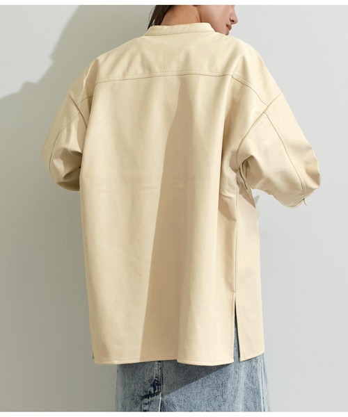 Settimissimo(セッティミッシモ)の「レザータッチスタンドカラーオーバーサイズシャツ(シャツ/ブラウス・レディース・オフホワイト/カーキ・FREE)」の3枚目の写真