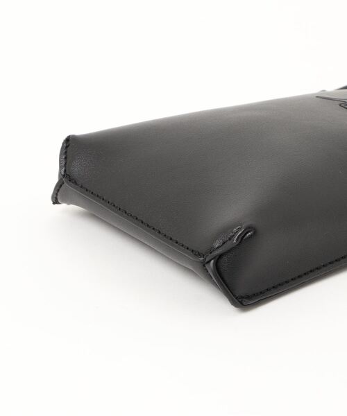 KANGOL（カンゴール）の「【KANGOL / カンゴール】 型押しロゴ PUレザー 縦型 ショルダー ポーチ（ショルダーバッグ・レディース・ブラック/ベージュ・FREE）」の3枚目の写真
