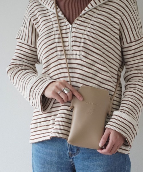 KANGOL（カンゴール）の「【KANGOL / カンゴール】 型押しロゴ PUレザー 縦型 ショルダー ポーチ（ショルダーバッグ・レディース・ブラック/ベージュ・FREE）」の8枚目の写真