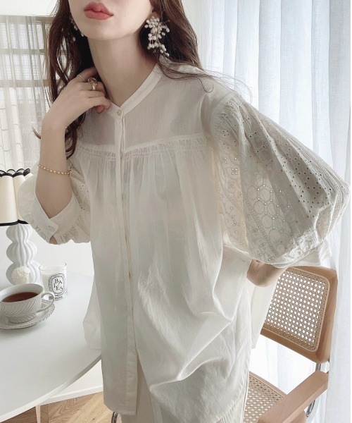 ANGIE（アンジー）の「コットン刺繍レース ボリューム袖ブラウス（シャツ/ブラウス・レディース・イエロー/カーキ/オフホワイト/スミクロ・FREE）」の2枚目の写真