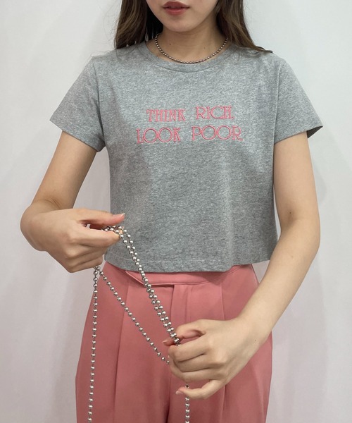 EPIMI E'PIMMY(エピミエピミー)の「エンボスシシュウロゴTシャツ(Tシャツ/カットソー・レディース・ホワイト/ブラック/オフホワイト/ピンク/杢グレー・MEDIUM)」の2枚目の写真