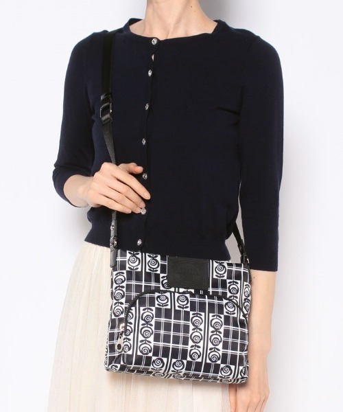 ANNA SUI（アナスイ）の「ジャーニー ショルダーバッグ（ショルダーバッグ・レディース・ブラック/パープル/ブルー・ONE SIZE/FREE）」の2枚目の写真