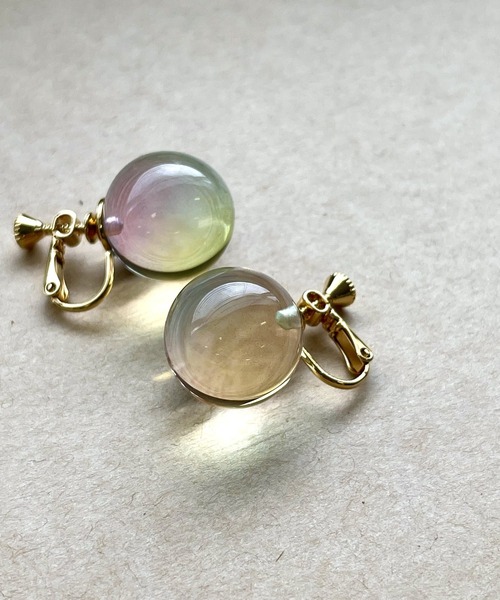 ear PAPILLONNER（イアパピヨネ）の「(WEB限定)ミスティーク玉イヤリング（イヤリング・レディース・ブルー/パープル/クリア/ピンク/バイオレット・FREE）」の5枚目の写真