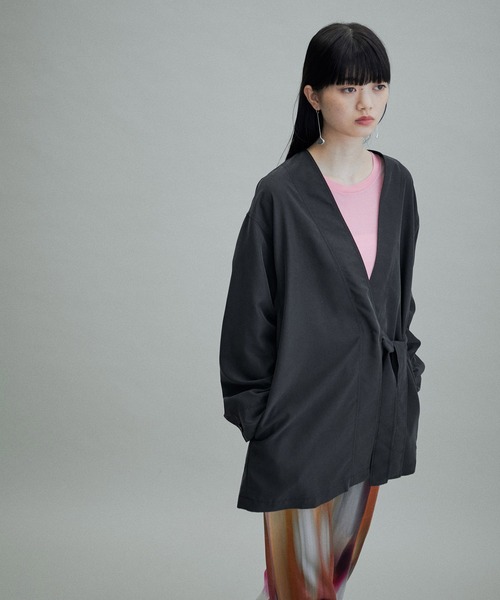 ADAM ET ROPE'(アダムエロペ)の「【サステナブル・WEB限定(一部店舗展開あり)】ベルテッドシャツジャケット(テーラードジャケット・レディース・チャコールグレー/ブラック/ベージュ・FREE)」の2枚目の写真