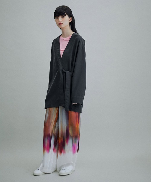 ADAM ET ROPE'(アダムエロペ)の「【サステナブル・WEB限定(一部店舗展開あり)】ベルテッドシャツジャケット(テーラードジャケット・レディース・チャコールグレー/ブラック/ベージュ・FREE)」の4枚目の写真