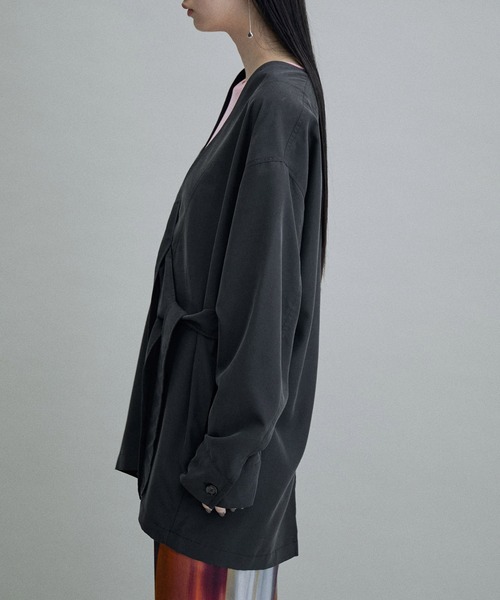 ADAM ET ROPE'(アダムエロペ)の「【サステナブル・WEB限定(一部店舗展開あり)】ベルテッドシャツジャケット(テーラードジャケット・レディース・チャコールグレー/ブラック/ベージュ・FREE)」の9枚目の写真