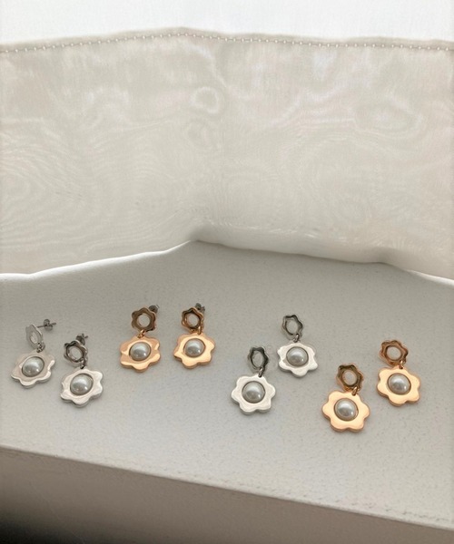 Me%（ミィパーセント）の「スカラップフラワーイヤリング（イヤリング・レディース・グレー/イエロー・FREE）」の10枚目の写真