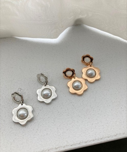 Me%（ミィパーセント）の「スカラップフラワーイヤリング（イヤリング・レディース・グレー/イエロー・FREE）」の4枚目の写真