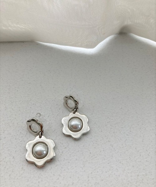 Me%（ミィパーセント）の「スカラップフラワーイヤリング（イヤリング・レディース・グレー/イエロー・FREE）」の3枚目の写真