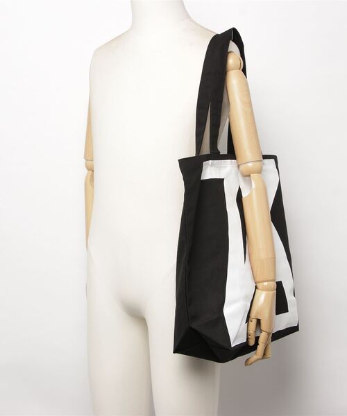ANREALAGE（アンリアレイジ）の「ANREALAGE別注 MIDWEST EXCLUSIVE OVER SIZE LONG TOT（トートバッグ・メンズ・ホワイト/オフホワイト/ブラック/ライトグレー・FREE）」の6枚目の写真