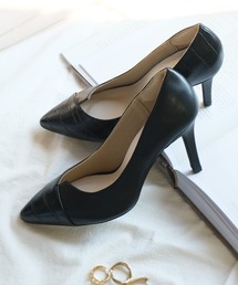 AmiAmi（アミアミ）の「バイカラーポインテッドトゥパンプス（パンプス・レディース）」