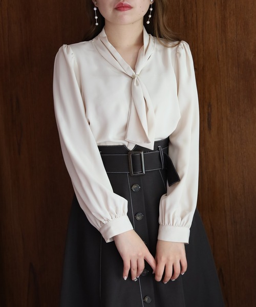 ASTORIA ODIER（アストリアオディール）の「リング付きボウタイブラウス（シャツ/ブラウス・レディース・ホワイト/ベージュ/ラベンダー/ピンクベージュ/ネイビー・SMALL/MEDIUM）」の10枚目の写真