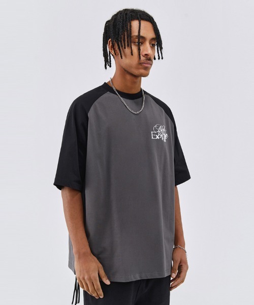 Ressaca(レサーカ)の「オーバーサイズ ロゴプリント ラグランクルーネック半袖Tシャツ(Tシャツ/カットソー・メンズ・ホワイト/ホワイト×ブラック/ブラック/チャコールグレー・L/XL/XXL/M)」の4枚目の写真