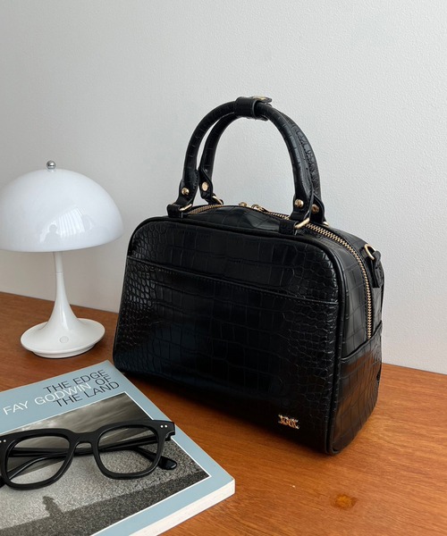 one after another NICE CLAUP(ワンアフターアナザーナイスクラップ)の「エンブレム付きボストンバッグ(ボストンバッグ・レディース・ブラック/アイボリー/モカ・FREE)」の3枚目の写真