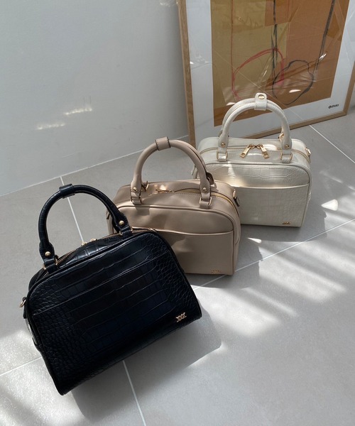 one after another NICE CLAUP(ワンアフターアナザーナイスクラップ)の「エンブレム付きボストンバッグ(ボストンバッグ・レディース・ブラック/アイボリー/モカ・FREE)」の9枚目の写真