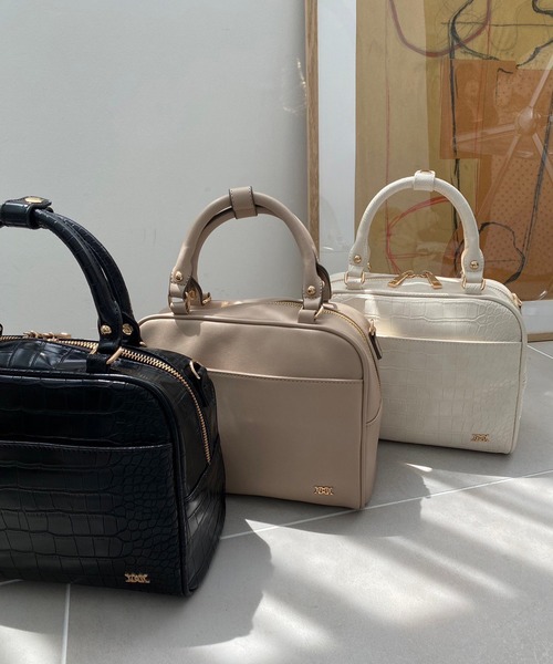 one after another NICE CLAUP(ワンアフターアナザーナイスクラップ)の「エンブレム付きボストンバッグ(ボストンバッグ・レディース・ブラック/アイボリー/モカ・FREE)」の8枚目の写真