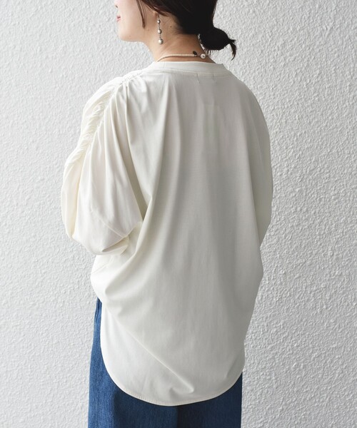 SHIPS(シップス)の「* 〈洗濯機可能〉ショルダー ギャザー ラウンド へム ロング スリーブ TEE ◇(Tシャツ/カットソー・レディース・チャコールグレー/ブルー系/オフホワイト・SMALL/MEDIUM)」の16枚目の写真