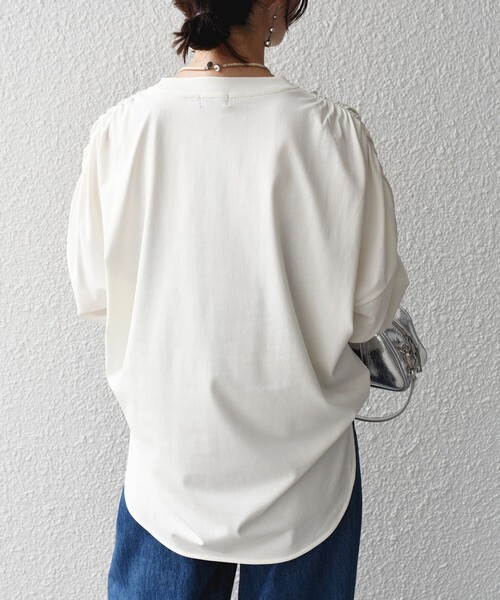 SHIPS(シップス)の「* 〈洗濯機可能〉ショルダー ギャザー ラウンド へム ロング スリーブ TEE ◇(Tシャツ/カットソー・レディース・チャコールグレー/ブルー系/オフホワイト・SMALL/MEDIUM)」の17枚目の写真