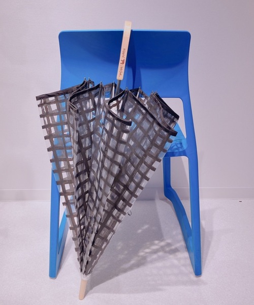 Waterfront（ウォーターフロント）の「kippis パイピングビニール（長傘・レディース・ブルー/ライトブルー/ブラック/ラベンダー/ベージュ/ピンク・FREE）」の2枚目の写真