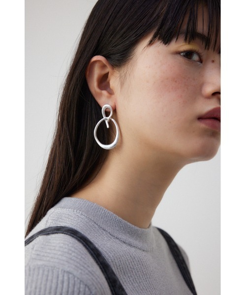 AZUL by moussy(アズールバイマウジー)の「ダルメタルリンクフープピアス(ピアス(両耳用)・レディース・シルバー/ゴールド系その他・FREE)」の4枚目の写真