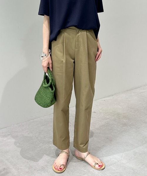 Doux archives（ドゥアルシーヴ）の「ワンタックコットンチノパンツ（チノパンツ・レディース・オフホワイト/ベージュ・MEDIUM/LARGE）」の2枚目の写真
