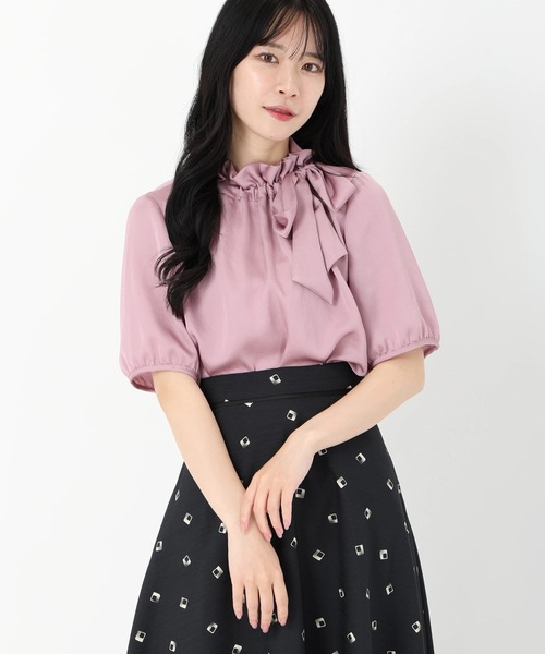 STRAWBERRY-FIELDS(ストロベリーフィールズ)の「セレモニー・オフィスシーンにおすすめなアイテム フリルカラーリボンブラウス(Tシャツ/カットソー・レディース・キナリ/ネイビー/ブラック/ピンク/ピンク系その他/ロイヤルブルー/パープル系その他/ブラウン/オフホワイト/グレイッシュベージュ/ピンク系/グリーン系その他・2)」の12枚目の写真