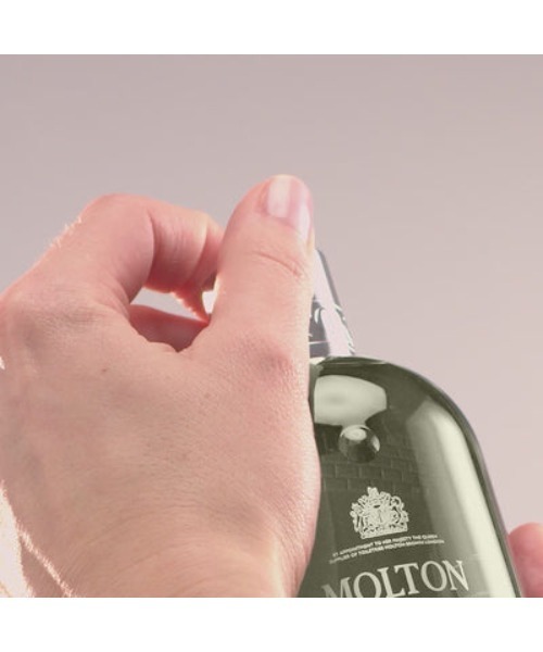 MOLTON BROWN（モルトンブラウン）の「イランイラン バス＆シャワージェル 300ml｜モルトンブラウン MOLTON BROWN（石鹸/ボディソープ・レディース・フローラル・FREE）」の4枚目の写真