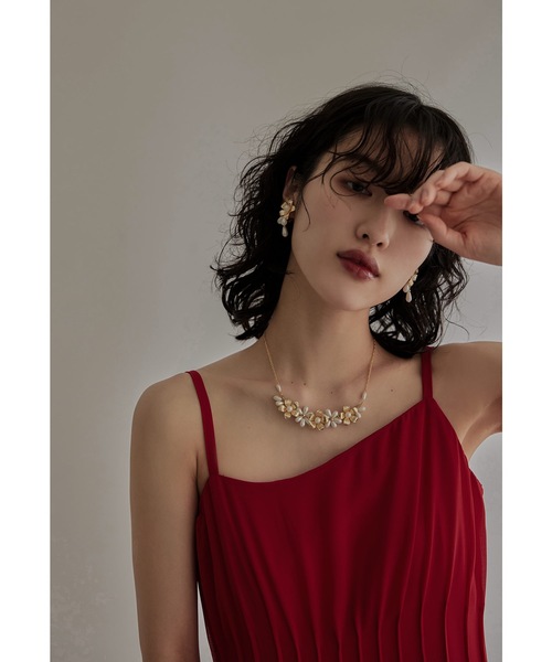 niana（ニアナ）の「メタルフラワーパールイヤリング 結婚式 お呼ばれ フォーマル オケージョン ゴールド シルバー 大ぶり ボリューム 華やか 花（イヤリング・レディース・シルバー/ゴールド・FREE）」の7枚目の写真
