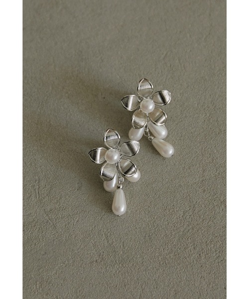 niana（ニアナ）の「メタルフラワーパールイヤリング 結婚式 お呼ばれ フォーマル オケージョン ゴールド シルバー 大ぶり ボリューム 華やか 花（イヤリング・レディース・シルバー/ゴールド・FREE）」の10枚目の写真
