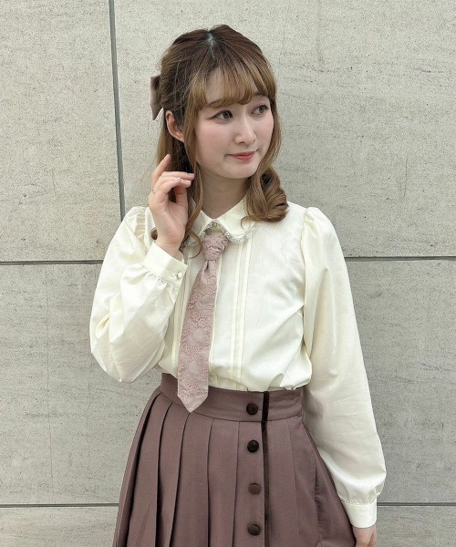 F i.n.t（フィント）の「ロングレースタイ付きブラウス/fint（シャツ/ブラウス・レディース・アイボリー/ホワイト×グレー・FREE）」の5枚目の写真